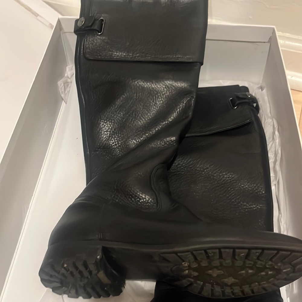Black ridding boots